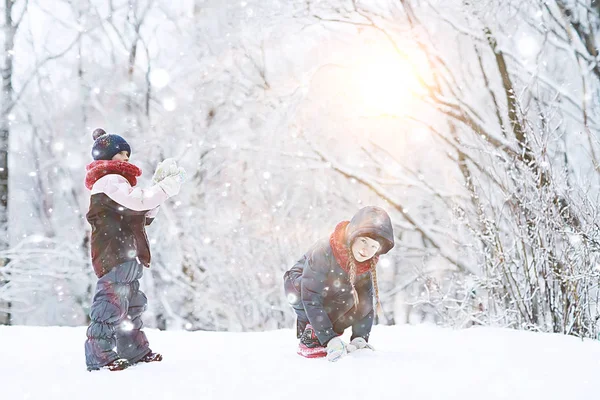 Zwei Kleine Mädchen Spielen Mit Schnee Winterpark Das Konzept Der — Stockfoto