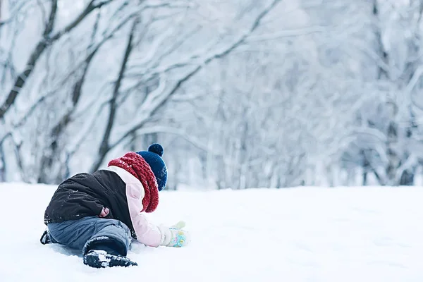 Милая Маленькая Девочка Снежном Зимнем Парке Сезонные Фото Ребенка Теплой — стоковое фото