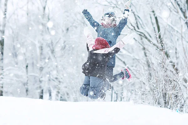 Due Bambine Che Giocano Con Neve Nel Parco Invernale Concetto — Foto Stock