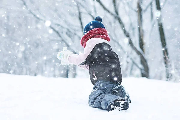 Ładna Dziewczynka Snowy Zimowych Park Sezonowe Zdjęcie Dziecka Ciepłe Ubrania — Zdjęcie stockowe