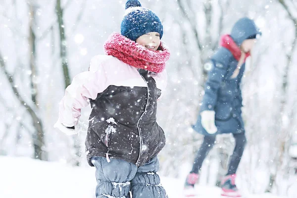 Δύο Μικρά Κορίτσια Που Παίζουν Χιόνι Χειμώνα Πάρκο Έννοια Της — Φωτογραφία Αρχείου