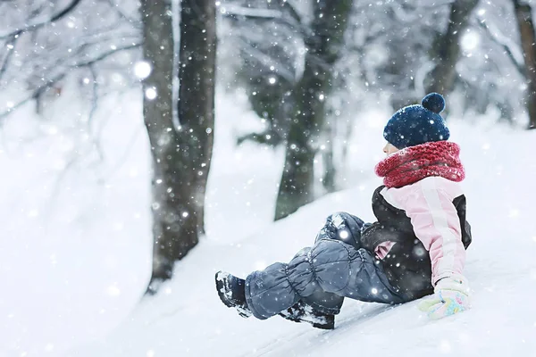可爱的小女孩在雪冬公园 一个孩子在温暖的衣服季节性照片 — 图库照片