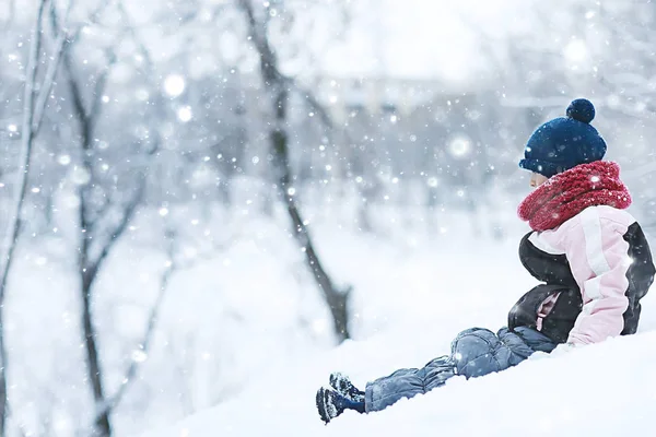 Sevimli Küçük Kız Parkta Karlı Kış Sıcak Giysiler Içinde Bir — Stok fotoğraf