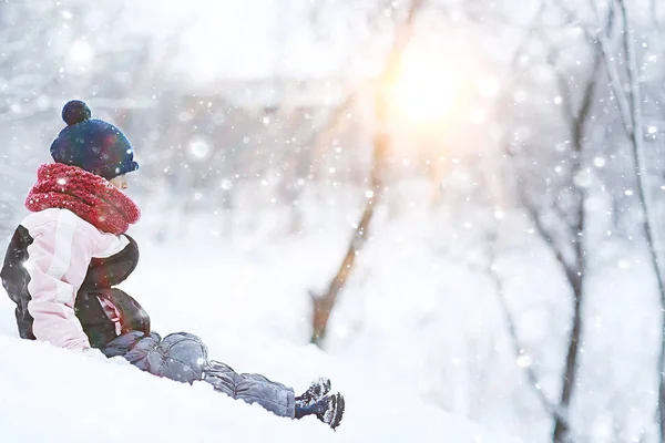 Niedliches Kleines Mädchen Verschneiten Winterpark Saisonales Foto Eines Kindes Warmer — Stockfoto