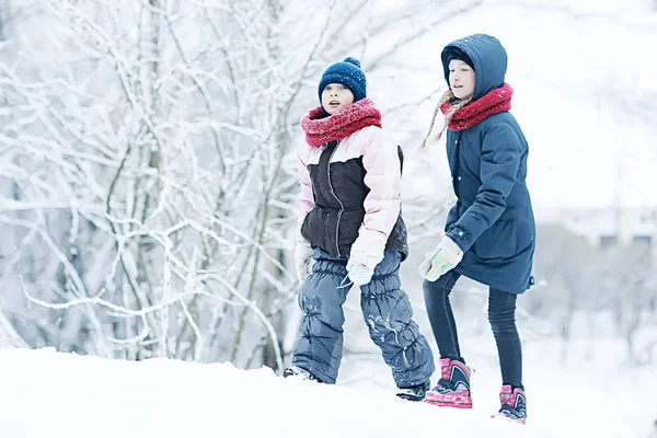 Kar Kış Park Ile Oynayan Iki Küçük Kız Çocukluk Dostluk — Stok fotoğraf