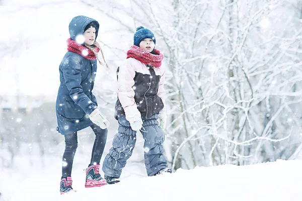 Due Bambine Che Giocano Con Neve Nel Parco Invernale Concetto — Foto Stock