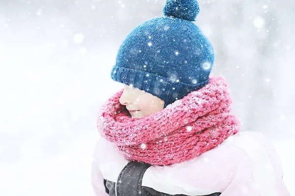 雪に覆われた冬の公園 暖かい服で子供の季節の写真でかわいい女の子 — ストック写真