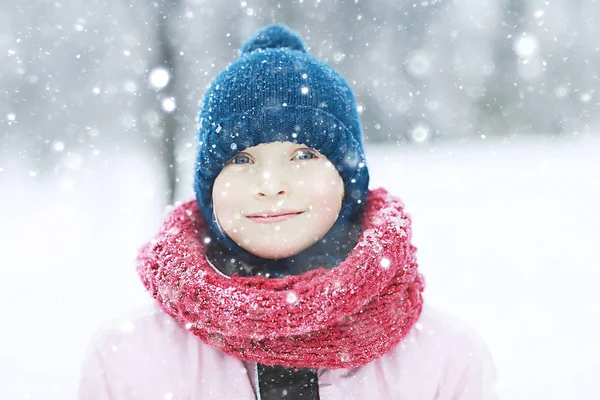 Ładna Dziewczynka Snowy Zimowych Park Sezonowe Zdjęcie Dziecka Ciepłe Ubrania — Zdjęcie stockowe