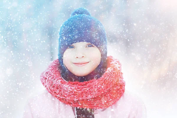 Neşeli Mutlu Küçük Kız Kış Yürüyüş Mutlu Çocukluk Kavramı Ceket — Stok fotoğraf