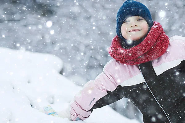 Ładna Dziewczynka Snowy Zimowych Park Sezonowe Zdjęcie Dziecka Ciepłe Ubrania — Zdjęcie stockowe