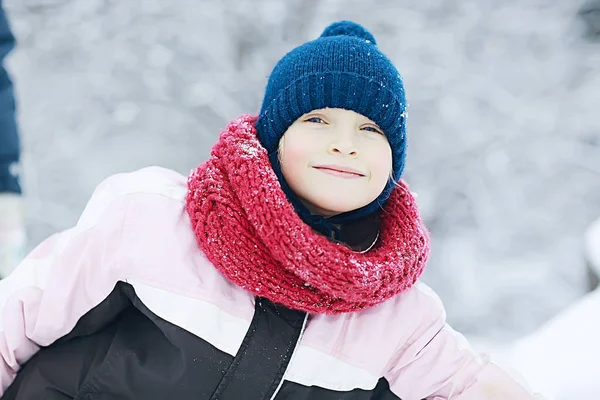 Allegra Bambina Felice Sulla Passeggiata Invernale Concetto Infanzia Felice Piumino — Foto Stock