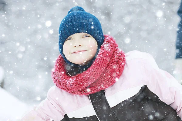 Söt Liten Flicka Snöiga Vinter Park Säsongsbetonade Foto Barnet Varma — Stockfoto