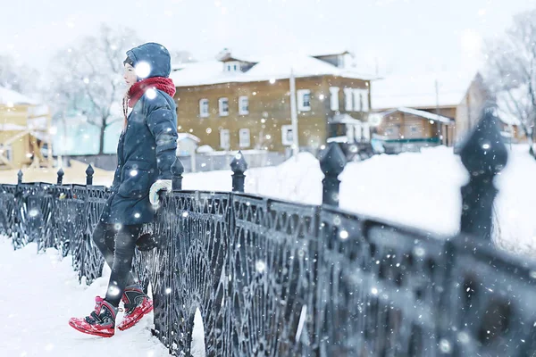 Niedliches Kleines Mädchen Verschneiten Winterpark Saisonales Foto Eines Kindes Warmer — Stockfoto