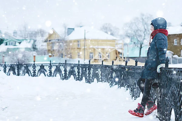 Niedliches Kleines Mädchen Verschneiten Winterpark Saisonales Foto Eines Kindes Warmer — Stockfoto