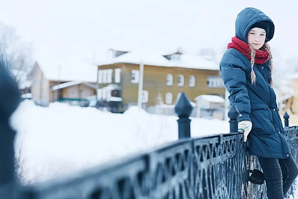 Linda Niña Parque Invierno Nevado Foto Temporada Niño Ropa Abrigo —  Fotos de Stock