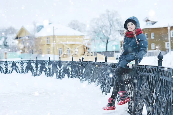 Schattig Klein Meisje Snowy Winter Park Seizoensgebonden Foto Van Een — Stockfoto