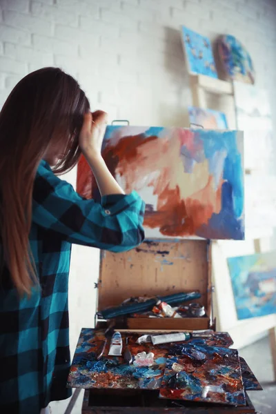 Jovem Bela Artista Feminina Trabalho Oficina Criatividade Inspiração Conceito — Fotografia de Stock