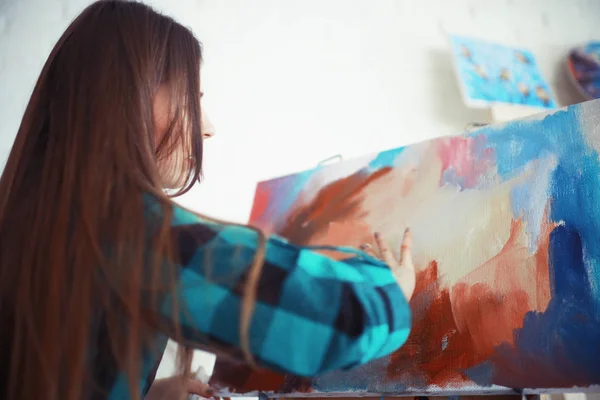 Jonge Mooie Vrouwelijke Kunstenaar Aan Het Werk Het Atelier Creativiteit — Stockfoto