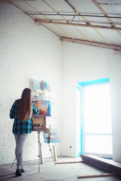 Jovem Bela Artista Feminina Trabalho Oficina Criatividade Inspiração Conceito — Fotografia de Stock