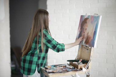 Atölye, yaratıcılık ve ilham kavramı içinde işte genç güzel kadın sanatçı