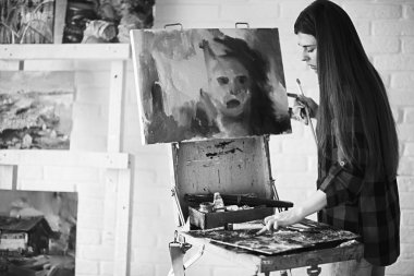 Atölye, yaratıcılık ve ilham kavramı içinde işte genç güzel kadın sanatçı