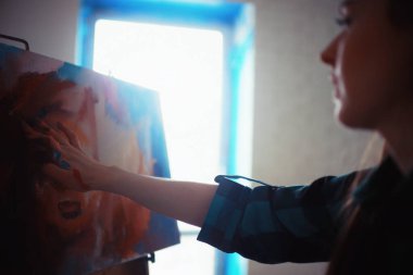 Atölye, yaratıcılık ve ilham kavramı içinde işte genç güzel kadın sanatçı