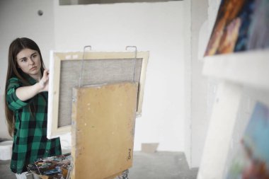 Atölye, yaratıcılık ve ilham kavramı içinde işte genç güzel kadın sanatçı