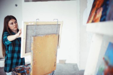 Atölye, yaratıcılık ve ilham kavramı içinde işte genç güzel kadın sanatçı