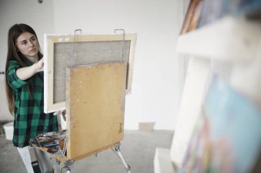 Atölye, yaratıcılık ve ilham kavramı içinde işte genç güzel kadın sanatçı