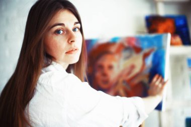 Atölye, yaratıcılık ve ilham kavramı içinde işte genç güzel kadın sanatçı