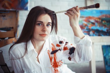 Atölye, yaratıcılık ve ilham kavramı içinde işte genç güzel kadın sanatçı