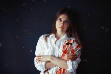 boya ile beyaz gömlek güzel genç kadın portresi lekeleri