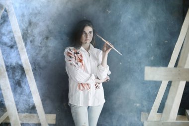 boya fırçası atölye genç güzel kadın sanatçı