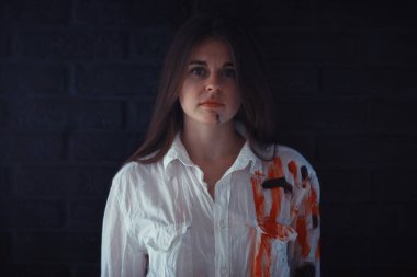 Genç güzel kadın sanatçı atölye