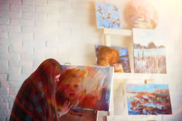 Jonge Mooie Vrouwelijke Kunstenaar Aan Het Werk Het Atelier Creativiteit — Stockfoto