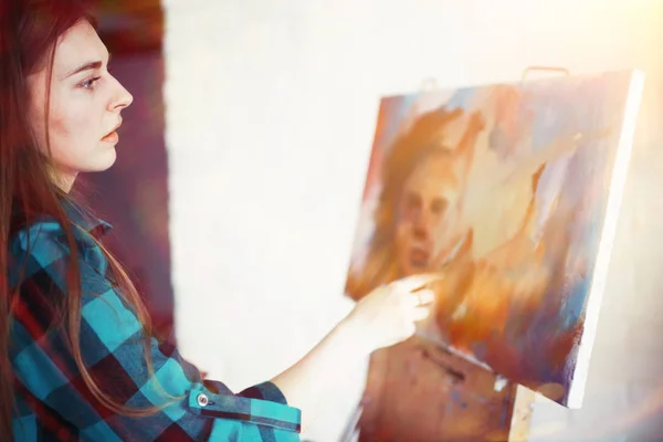 Jovem Bela Artista Feminina Trabalho Oficina Criatividade Inspiração Conceito — Fotografia de Stock