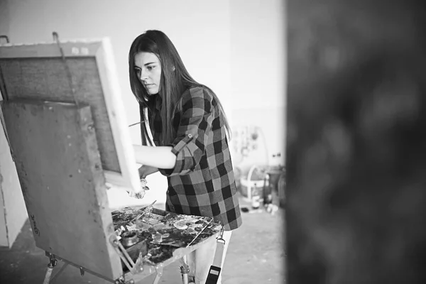 Seniman Wanita Muda Cantik Bekerja Bengkel Kreativitas Dan Konsep Inspirasi — Stok Foto