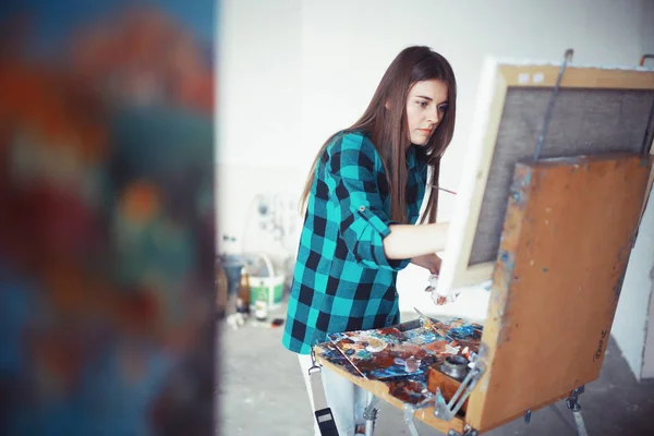 Unga Vackra Kvinnliga Artist Vid Arbete Begreppet Verkstad Kreativitet Och — Stockfoto