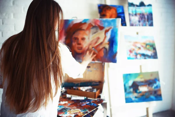 Jovem Bela Artista Feminina Trabalho Oficina Criatividade Inspiração Conceito — Fotografia de Stock