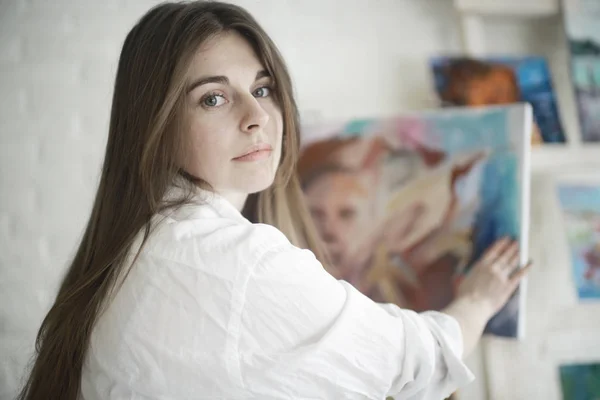 Νεαρή Όμορφη Γυναίκα Καλλιτέχνης Στην Εργασία Στην Ημερίδα Δημιουργικότητα Και — Φωτογραφία Αρχείου