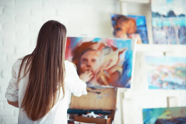 Jovem Bela Artista Feminina Trabalho Oficina Criatividade Inspiração Conceito — Fotografia de Stock