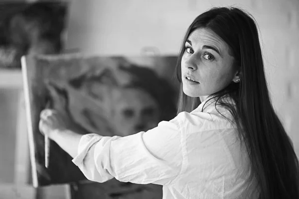 Jeune Belle Artiste Féminine Travail Dans Atelier Concept Créativité Inspiration — Photo