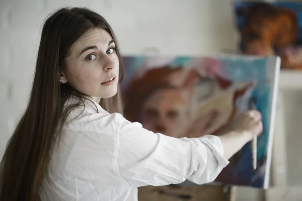 Νεαρή Όμορφη Γυναίκα Καλλιτέχνης Στην Εργασία Στην Ημερίδα Δημιουργικότητα Και — Φωτογραφία Αρχείου