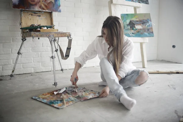 Tânără Frumoasă Artistă Locul Muncă Conceptul Atelier Creativitate Inspirație — Fotografie, imagine de stoc