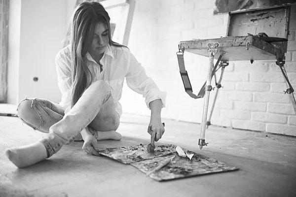 Giovane Bella Artista Femminile Lavoro Nel Workshop Creatività Concetto Ispirazione — Foto Stock