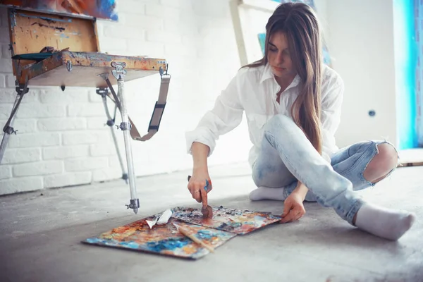 Jovem Bela Artista Feminina Trabalho Oficina Criatividade Inspiração Conceito — Fotografia de Stock