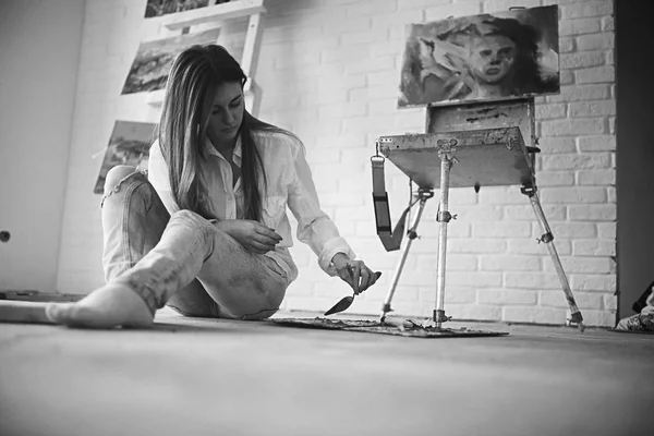 ワーク ショップ 創造性とインスピレーション概念の仕事で若い美しい女性アーティスト — ストック写真
