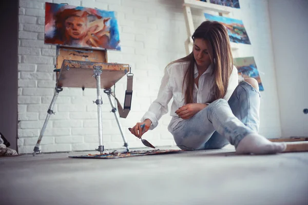 ワーク ショップ 創造性とインスピレーション概念の仕事で若い美しい女性アーティスト — ストック写真