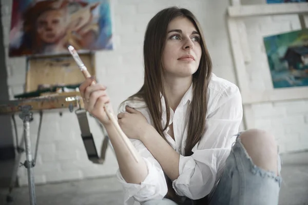 Boya Fırçası Atölye Genç Güzel Kadın Sanatçı — Stok fotoğraf