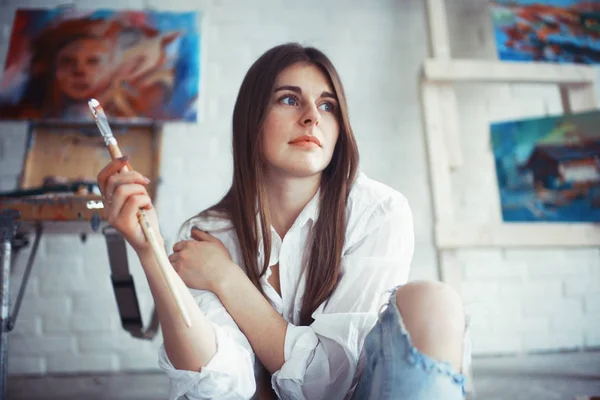 Junge Schöne Künstlerin Mit Pinsel Der Werkstatt — Stockfoto